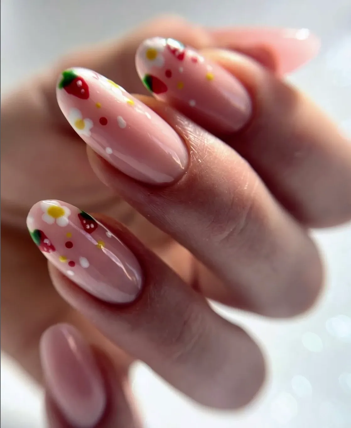 Uñas con fresas y margaritas